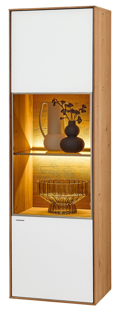 Valnatura Hängevitrine (links) LAGO Hängevitrine Valnatura LAGO aus Holz mit zwei weißen Türen und einem beleuchteten Glasfach, frontal betrachtet.