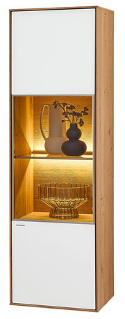 Hängevitrine Valnatura LAGO aus Holz mit zwei weißen Türen und einem beleuchteten Glasfach, frontal betrachtet.