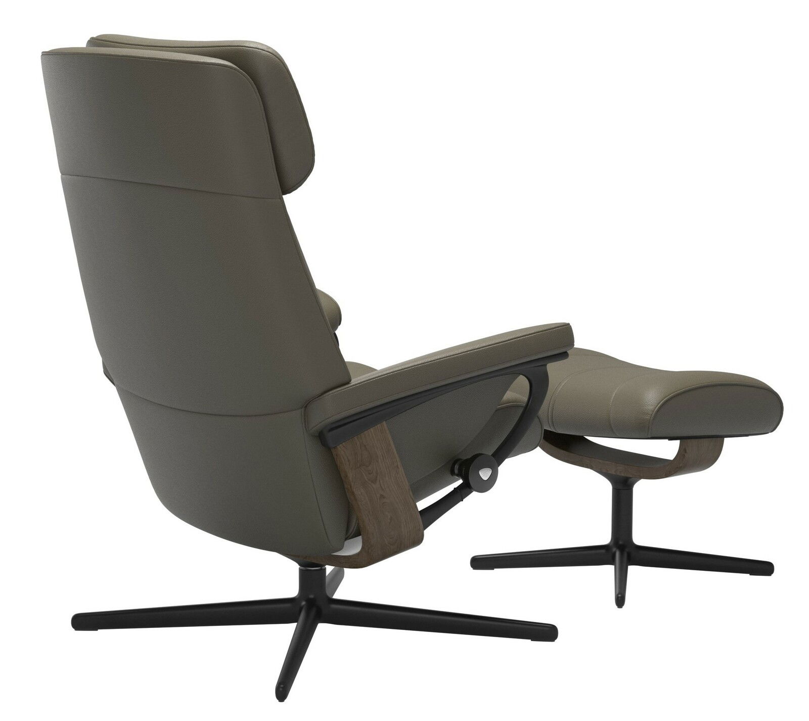 Rückansicht eines modernen Einzelsessels mit Fußhocker, braunes Leder und Holzdetails, auf schwarzem Drehgestell.