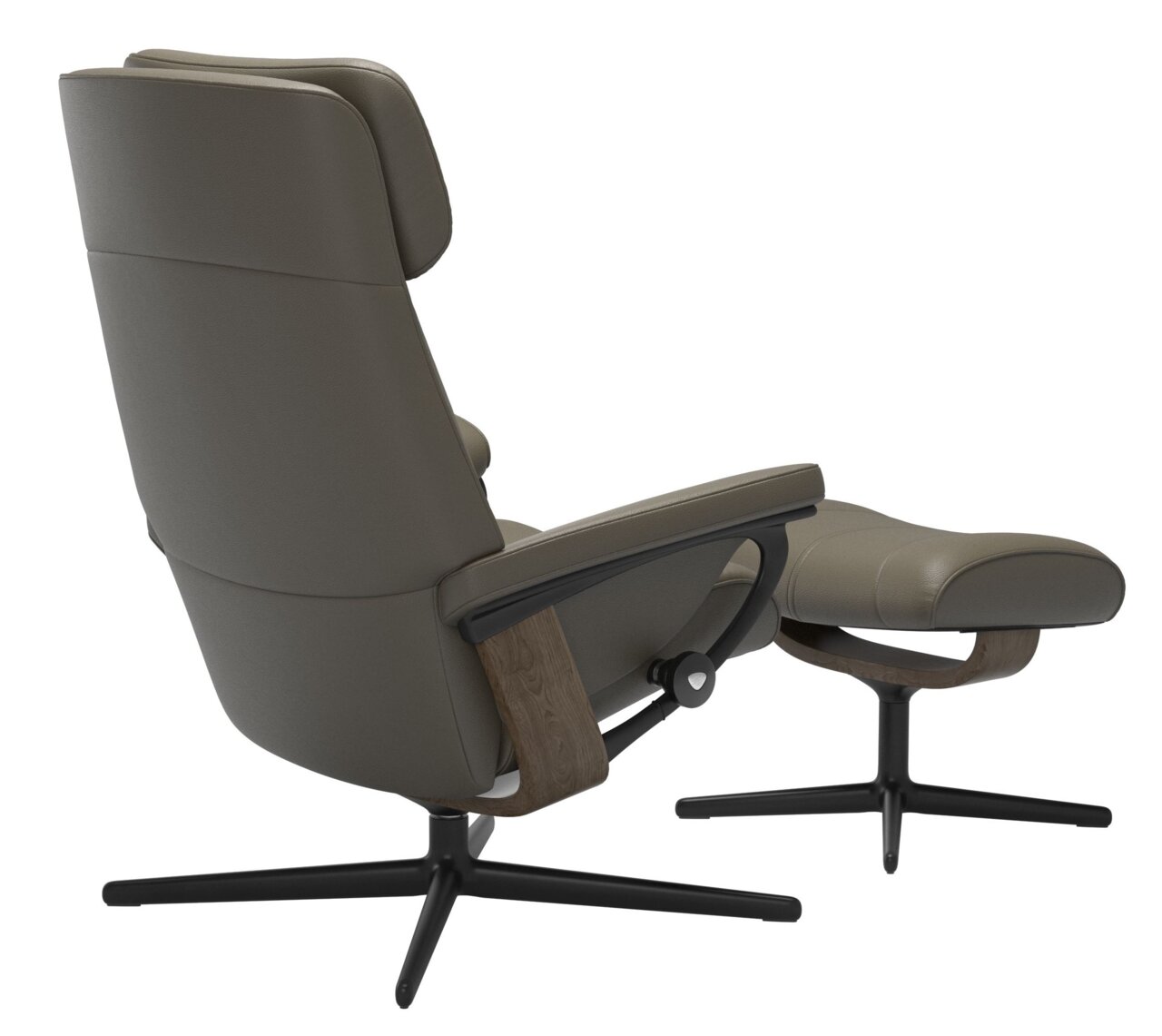 Achterkant van een moderne fauteuil met voetenbankje, bruin leer en houten details, op een zwart draaigestel.