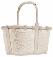 Kleiner, cremefarbener Einkaufskorb mit weichem, flauschigem Stoffbezug und stabilem Griff, seitliche Perspektive