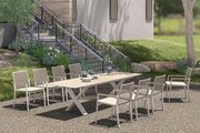 Moderner Garten Ausziehtisch mit acht Stapelsesseln in einem eleganten Außenbereich, seitliche Perspektive