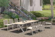 Moderner Garten Ausziehtisch mit acht Stapelsesseln in einem eleganten Außenbereich, seitliche Perspektive