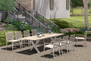 Moderne uitschuifbare tuintafel met acht stapelbare stoelen in een elegante buitenruimte, zijaanzicht
