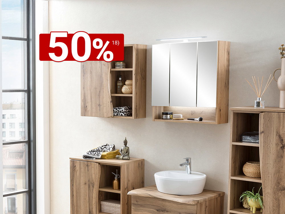Modernes Bad mit Holzoptik-Möbeln, Spiegelschrank, Waschbecken und offenen Regalen.