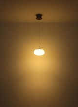 Hängeleuchte mit warmem Licht, von unten betrachtet