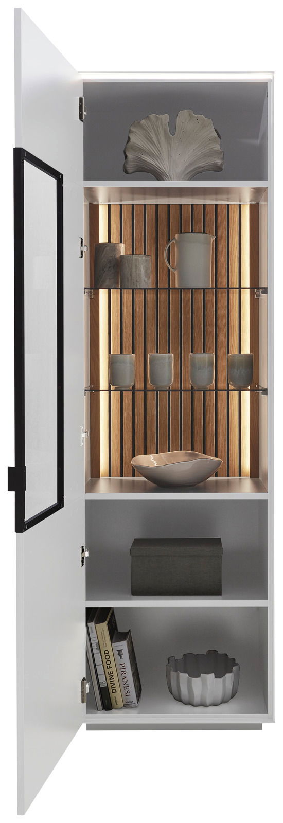 Geöffnete Vitrine mit dekorativen Objekten, darunter Tassen und Bücher, aus frontaler Perspektive.