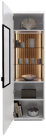 Geöffnete Vitrine mit dekorativen Objekten, darunter Tassen und Bücher, aus frontaler Perspektive.