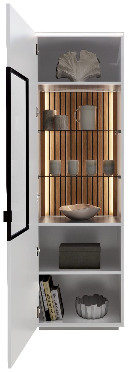 Geöffnete Vitrine mit dekorativen Objekten, darunter Tassen und Bücher, aus frontaler Perspektive.