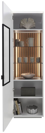 Geöffnete Vitrine mit dekorativen Objekten, darunter Tassen und Bücher, aus frontaler Perspektive.