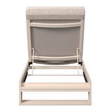 Rückansicht einer Sonnenliege mit beigem Rahmen und gepolsterter Rückenlehne.