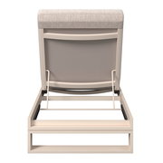 Rückansicht einer Sonnenliege mit beigem Rahmen und gepolsterter Rückenlehne.