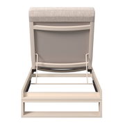 Rückansicht einer Sonnenliege mit beigem Rahmen und gepolsterter Rückenlehne.