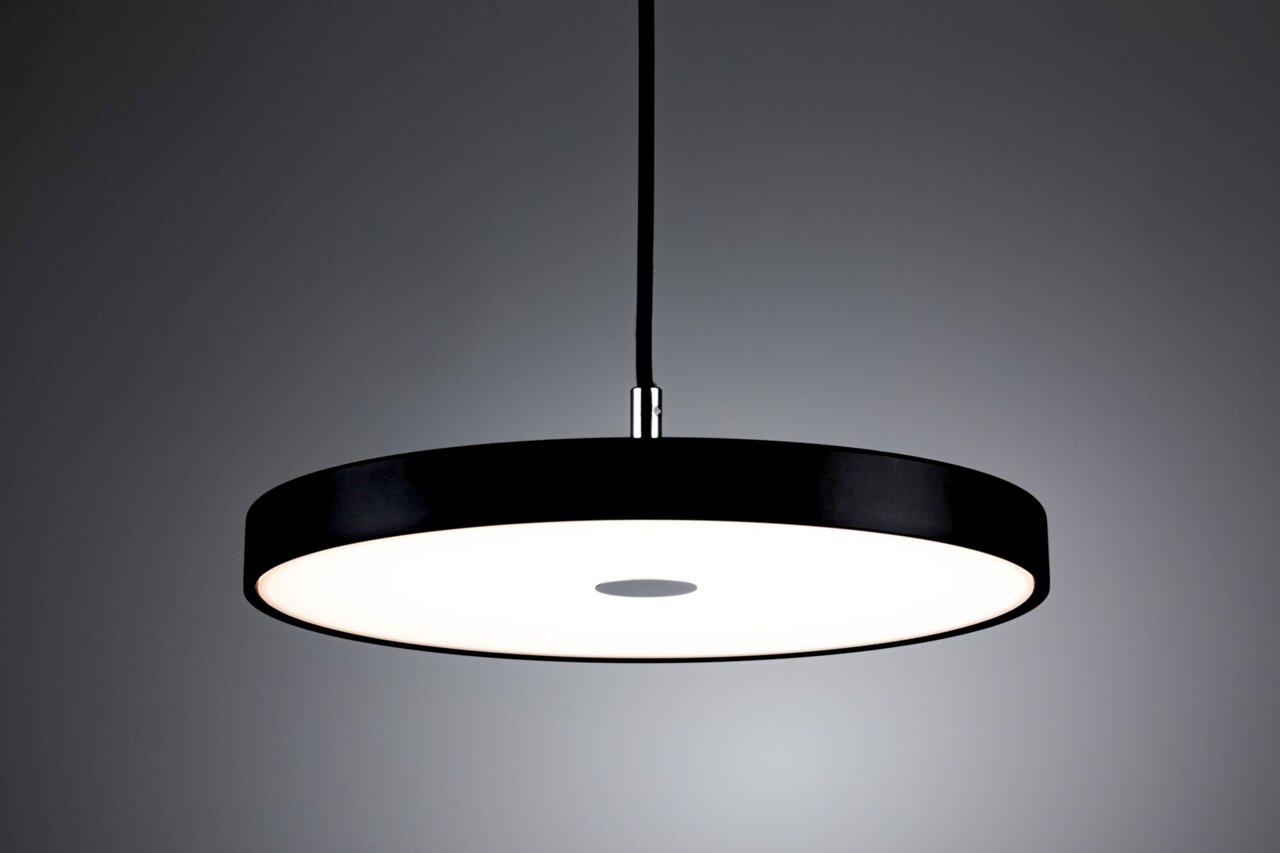 Moderne, runde Pendelleuchte in Schwarz mit weißem Diffusor, seitliche Perspektive