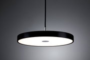 Moderne, runde Pendelleuchte in Schwarz mit weißem Diffusor, seitliche Perspektive