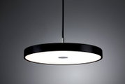 Moderne, runde Pendelleuchte in Schwarz mit weißem Diffusor, seitliche Perspektive