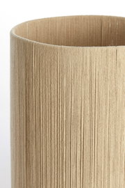 Nahaufnahme eines zylindrischen Lampenschirms mit texturierter, beiger Oberfläche.