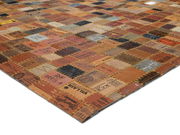 Lederteppich aus verschiedenen rechteckigen Lederstücken mit aufgedruckten Logos und Schriftzügen, perspektivisch von der Seite fotografiert.