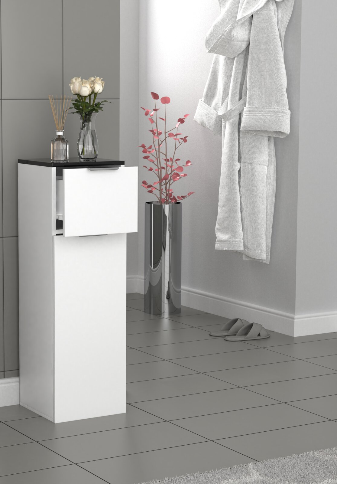 Weißer, schlanker Badezimmer-Hochschrank mit schwarzer Ablage und geöffneter Schublade, frontale leicht seitliche Perspektive daneben glänzender zylindrischer Pflanzkübel im modernen Badambiente.