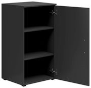 Schwarze Kommode mit geöffneter Tür, zwei Einlegeböden und seitlicher Perspektive