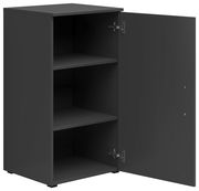 Schwarze Kommode mit geöffneter Tür, zwei Einlegeböden und seitlicher Perspektive