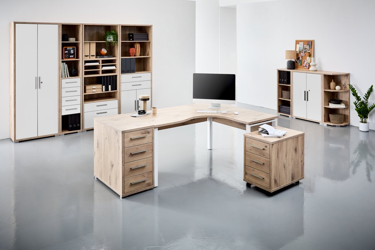 Moderne Büromöbel in heller Holzoptik, bestehend aus einem L-förmigen Schreibtisch mit Schubladen, Regalen und Schränken, in einem minimalistischen Büro mit grauem Boden. Perspektive: Frontalansicht.