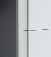 Nahaufnahme eines Dreh- und Schwebetürenschranks aus seitlicher Perspektive mit glatter, heller Oberfläche.