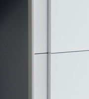 Nahaufnahme eines Dreh- und Schwebetürenschranks aus seitlicher Perspektive mit glatter, heller Oberfläche.