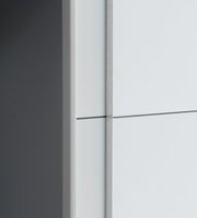 Nahaufnahme eines Dreh- und Schwebetürenschranks aus seitlicher Perspektive mit glatter, heller Oberfläche.