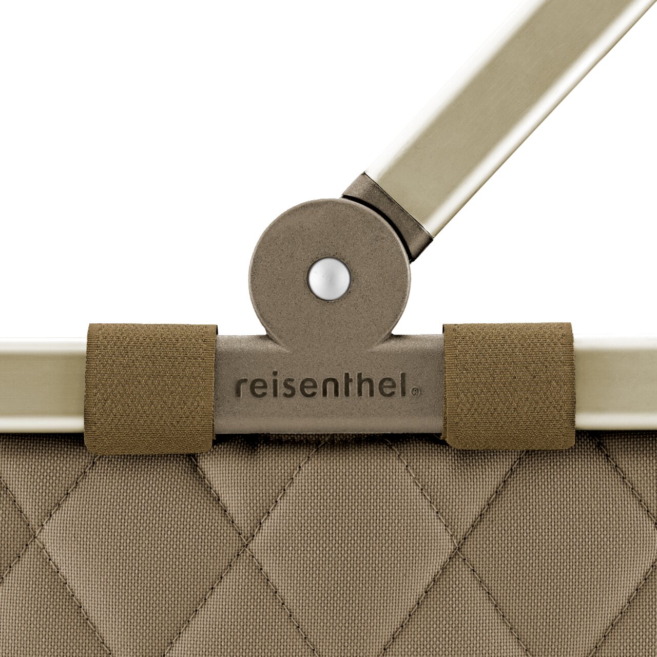 Close-up van het handvat van een Carrybag Rhombus Olive van reisenthel, met een olijfgroen ruitpatroon en een stevige metalen verbinding.