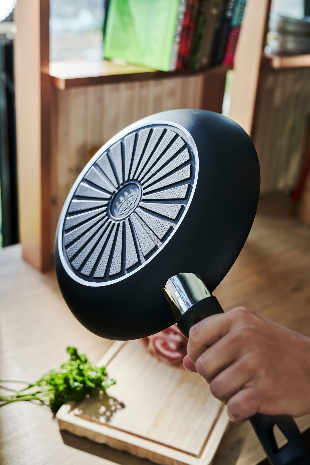 Pfanne mit 32 cm Durchmesser, von unten gezeigt, mit einem strukturierten Boden und einem ergonomischen Griff.