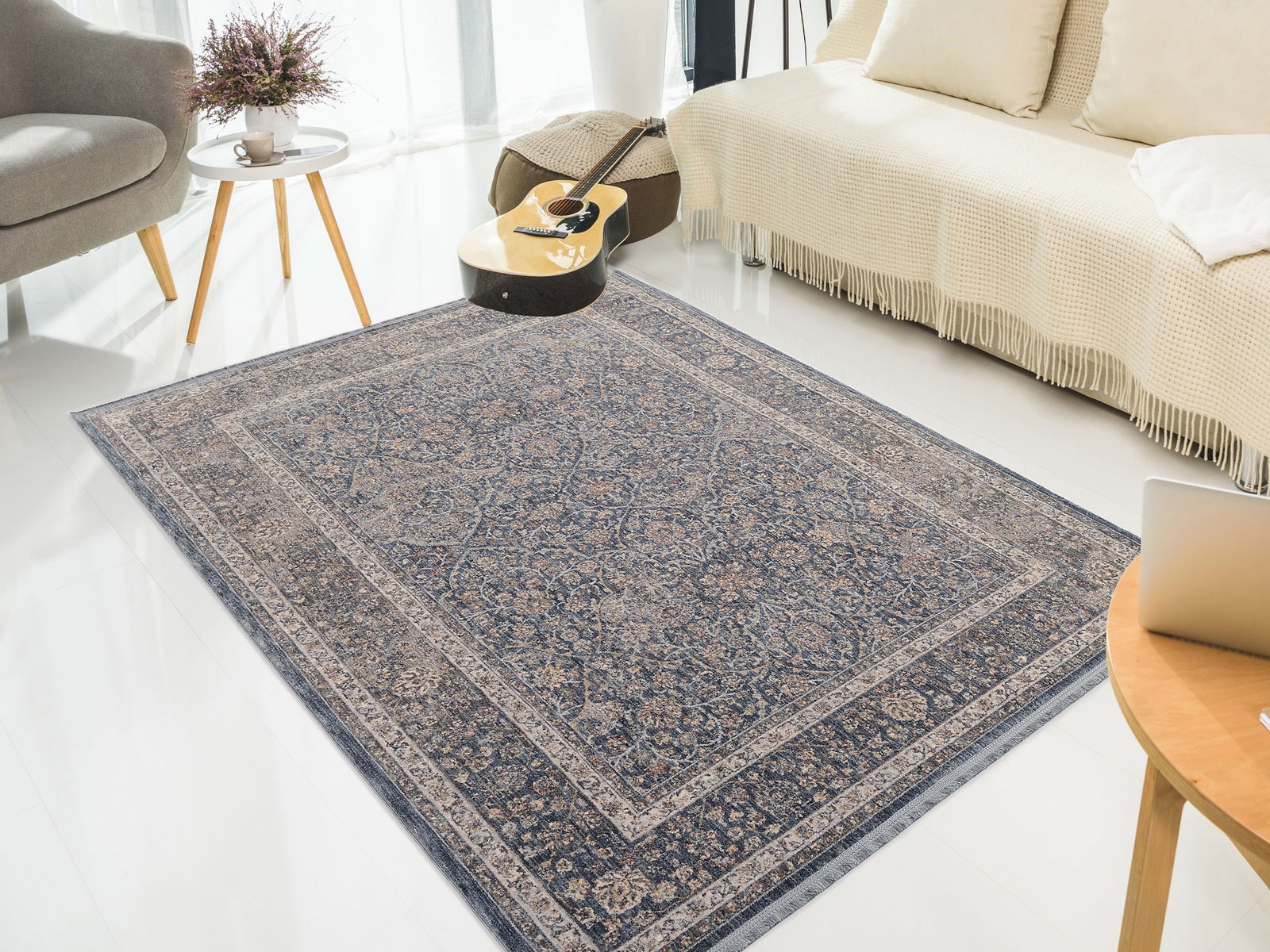 Frisé-Teppich in einem modernen Wohnzimmer, von oben betrachtet, mit einem Sofa, einem Tisch und einer Gitarre im Hintergrund.