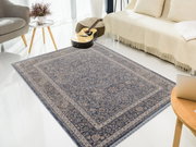 Frisé-Teppich in einem modernen Wohnzimmer, von oben betrachtet, mit einem Sofa, einem Tisch und einer Gitarre im Hintergrund.