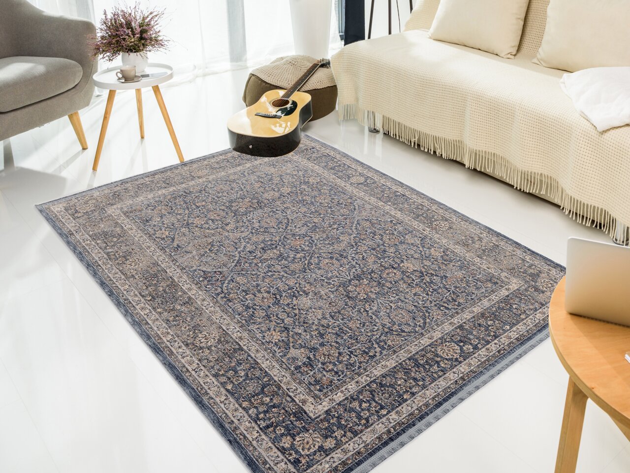 Frisé-Teppich in einem modernen Wohnzimmer, von oben betrachtet, mit einem Sofa, einem Tisch und einer Gitarre im Hintergrund.