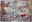 Moderner Designer-Teppich mit abstraktem Muster in Grau, Rot und Gelb, Draufsicht
