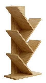 Modernes Zickzack-Bücherregal aus hellem Holz mit drei schrägen Ablageflächen und Standfuß, freigestellt auf weißem Hintergrund, perspektivisch in seitlicher 3/4-Ansicht von vorne gezeigt