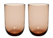 Zwei Longdrinkbecher aus Glas in einem warmen Braunton, frontal nebeneinander stehend.