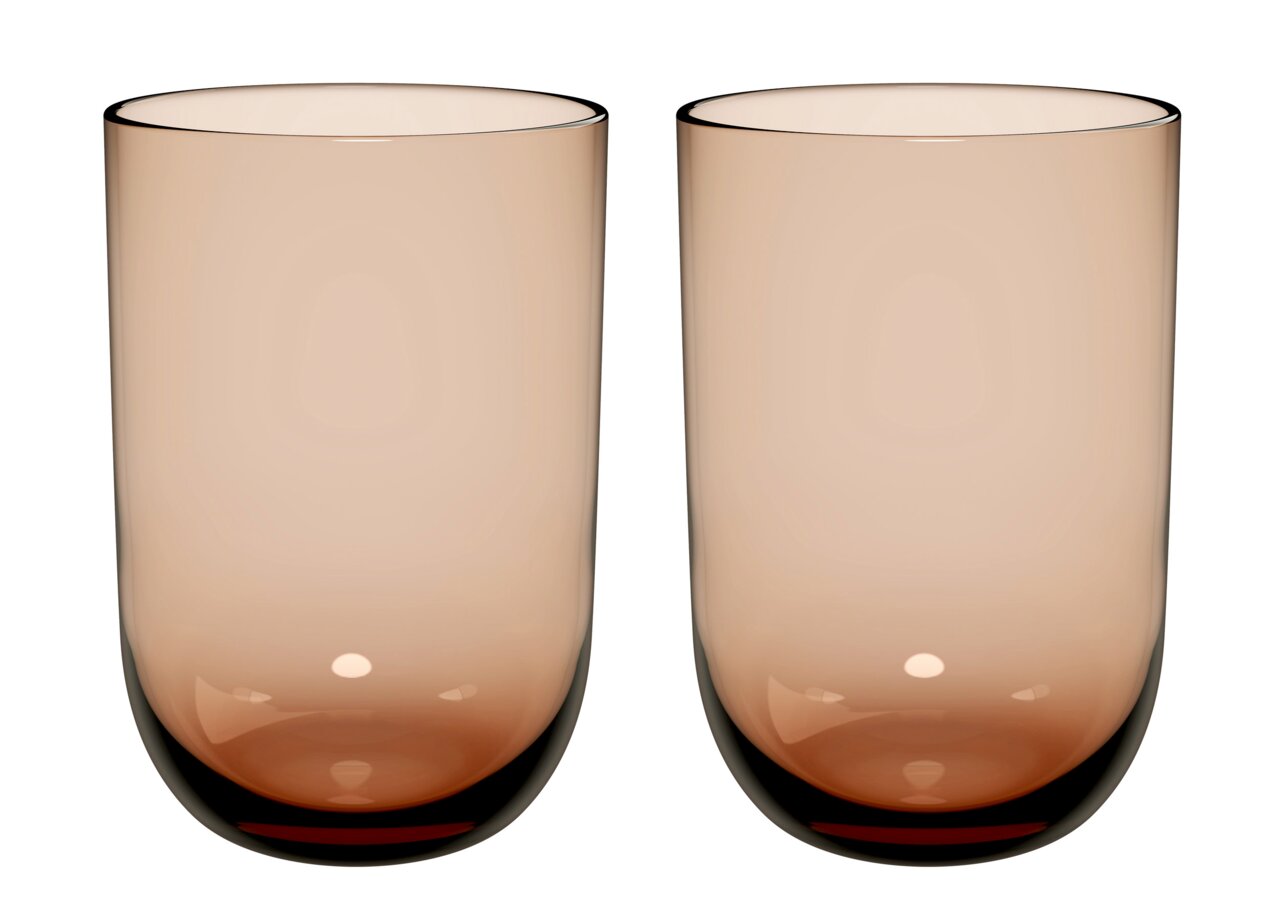 Zwei Longdrinkbecher aus Glas in einem warmen Braunton, frontal nebeneinander stehend.