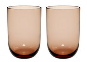 Zwei Longdrinkbecher aus Glas in einem warmen Braunton, frontal nebeneinander stehend.