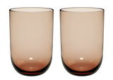 Zwei Longdrinkbecher aus Glas in einem warmen Braunton, frontal nebeneinander stehend.