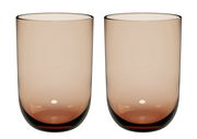 Zwei Longdrinkbecher aus Glas in einem warmen Braunton, frontal nebeneinander stehend.