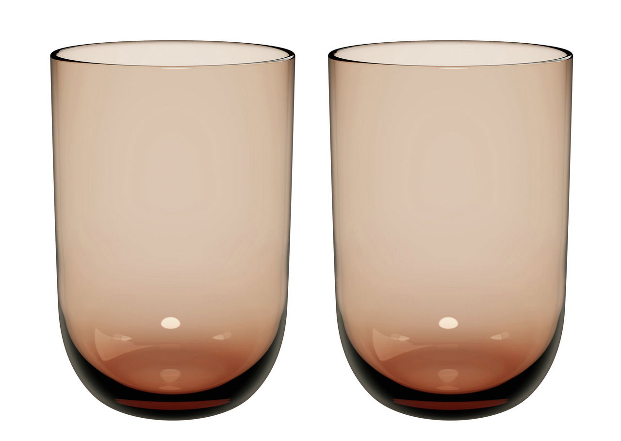 Zwei Longdrinkbecher aus Glas in einem warmen Braunton, frontal nebeneinander stehend.