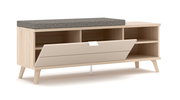 Garderobenbank aus hellem Holz mit grauem Sitzpolster, offene Fächer und eine klappbare Front, seitliche Perspektive
