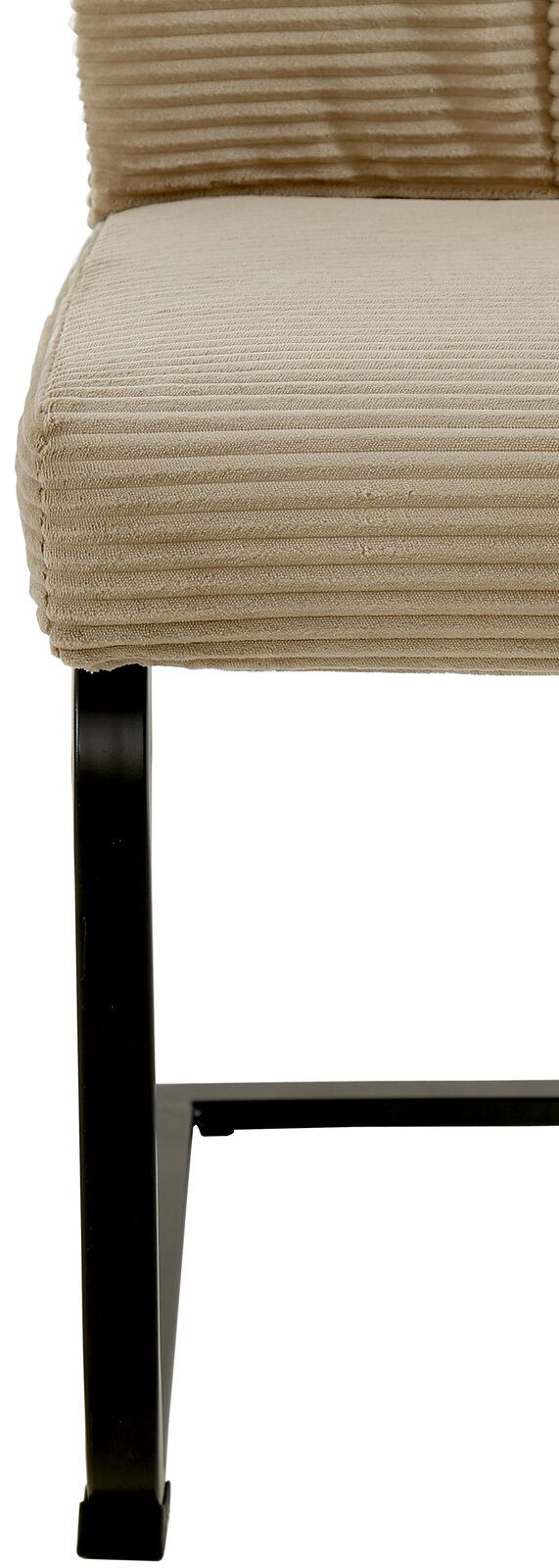 Nahaufnahme eines Schwingstuhls mit beigem, geripptem Stoffbezug und schwarzem Metallgestell, seitliche Perspektive.