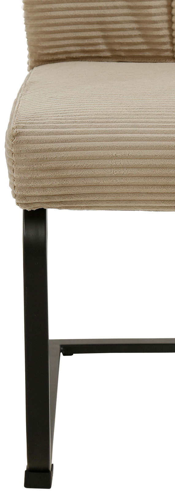 Nahaufnahme eines Schwingstuhls mit beigem, geripptem Stoffbezug und schwarzem Metallgestell, seitliche Perspektive.