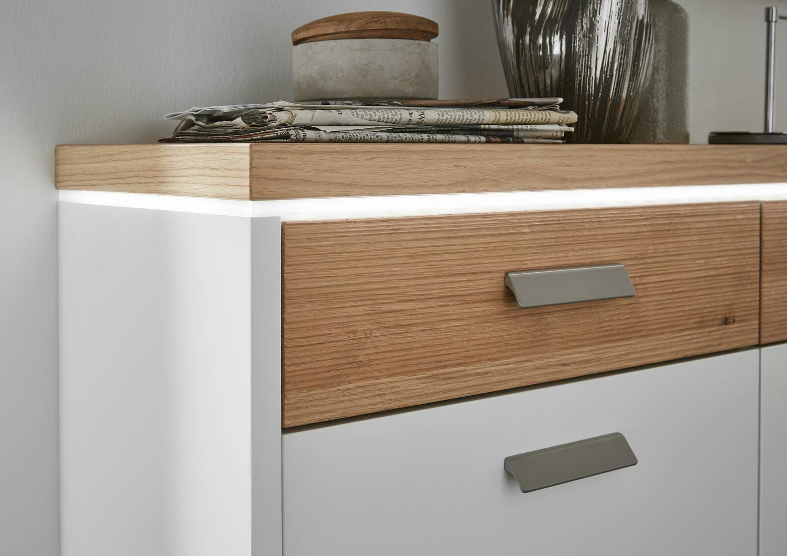 Nahaufnahme eines modernen Hängeschuhschranks mit Holz- und Weißakzenten, seitliche Perspektive