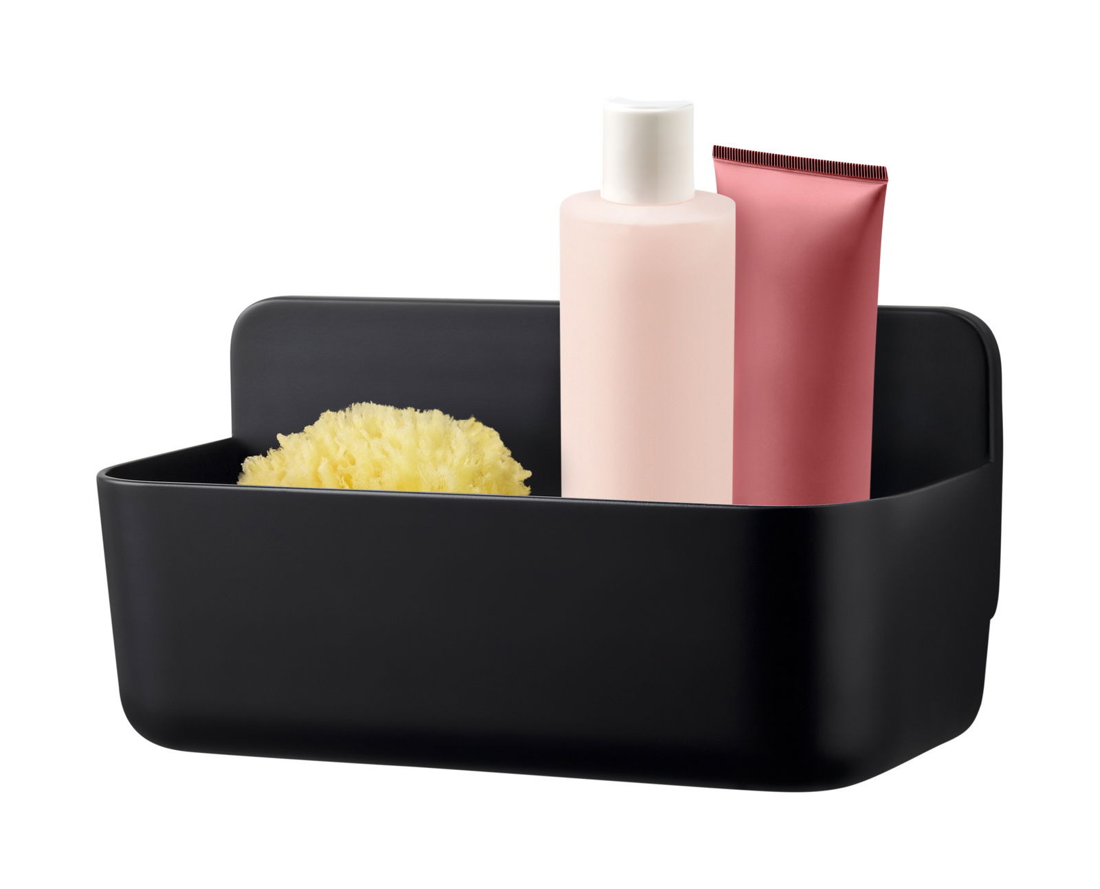 Schwarzer Duschkorb von tesa Lavaa, gefüllt mit einer gelben Schwamm, einer rosa Flasche und einer roten Tube, seitliche Perspektive.