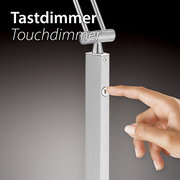 Nahaufnahme einer LED-Stehleuchte mit Touchdimmer, Finger berührt den Dimmschalter.