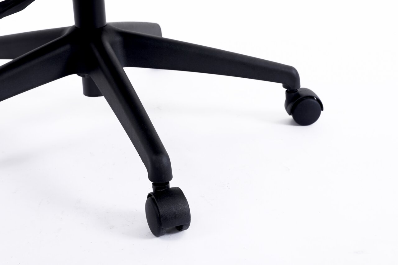 Nahaufnahme der Basis eines schwarzen Drehstuhls mit Rollen, seitliche Perspektive