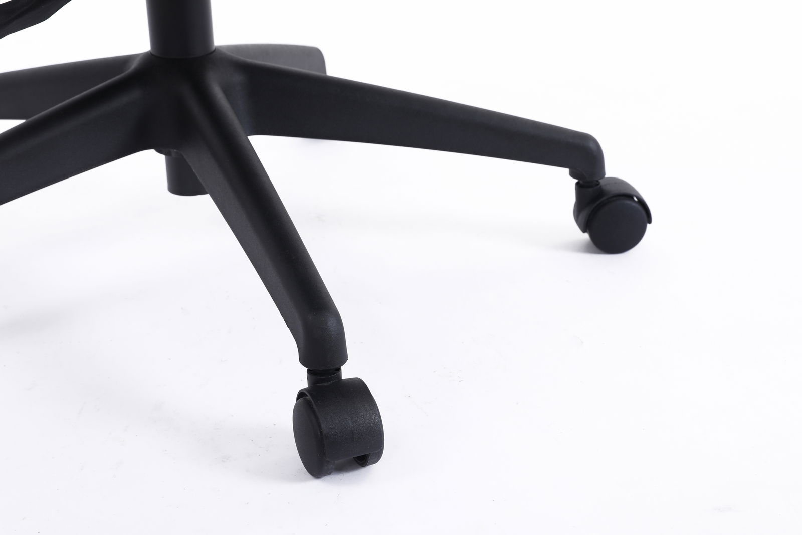 Nahaufnahme der Basis eines schwarzen Drehstuhls mit Rollen, seitliche Perspektive